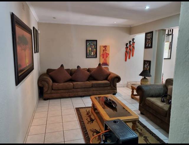 3 BEDROOM PROPERTY TO RENT IN VAN RIEBEECK PARK